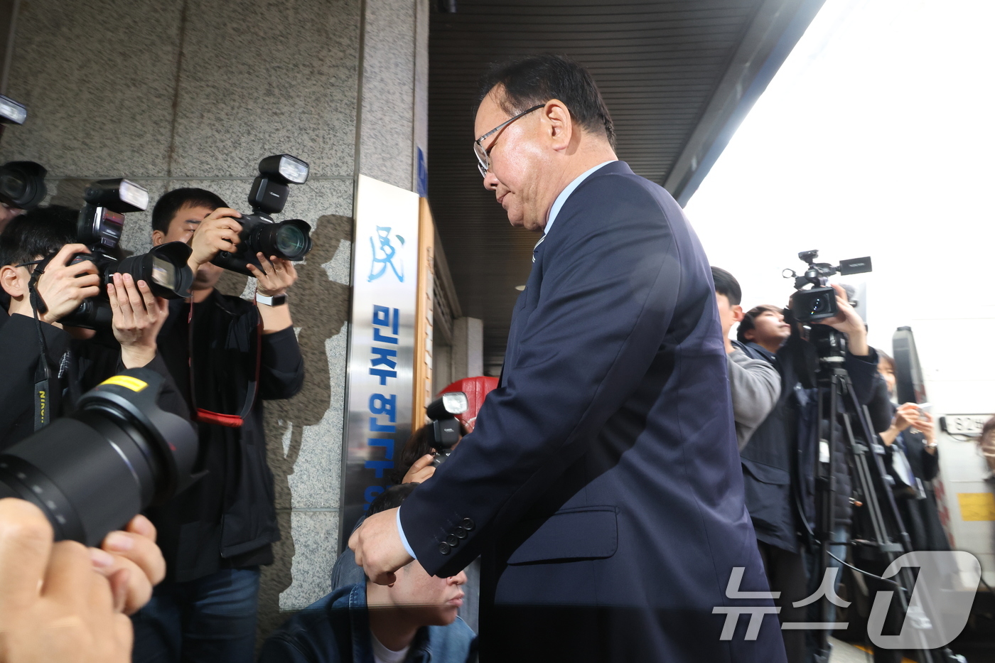 (서울=뉴스1) 이승배 기자 = 대구시장 출마를 선언한 김부겸 전 국무총리가 3일 오전 후보자 면접을 보기 위해 서울 여의도 더불어민주당 중앙당사에서 들어서고 있다. (공동취재) …