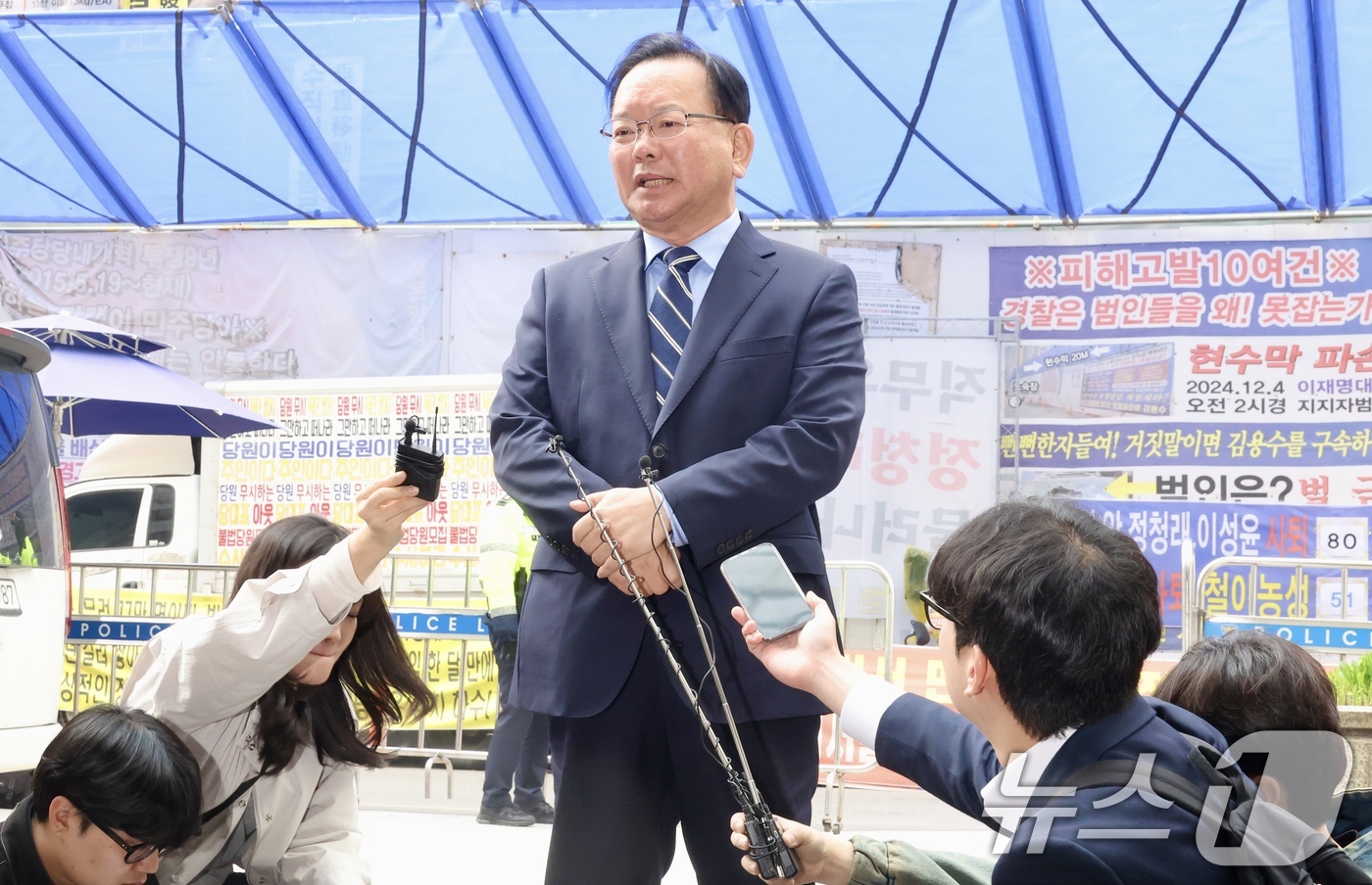 (서울=뉴스1) 이승배 기자 = 대구시장 출마를 선언한 김부겸 전 국무총리가 3일 오전 서울 여의도 더불어민주당 중앙당사에서 후보자 면접을 보기 전 취재진 질문에 답변하고 있다. …