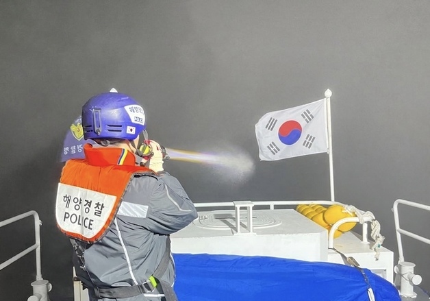 '짙은 안개' 3명 승선 레저보트 방향 잃어…해경 구조