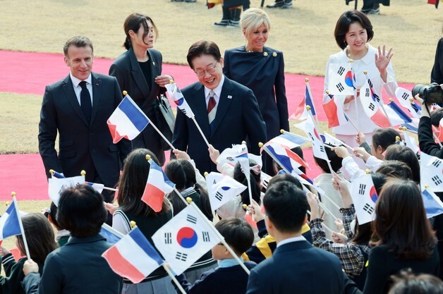 '삼색 넥타이' 李대통령, 마크롱 환영…'글로벌 전략동반자' 격상(종합)