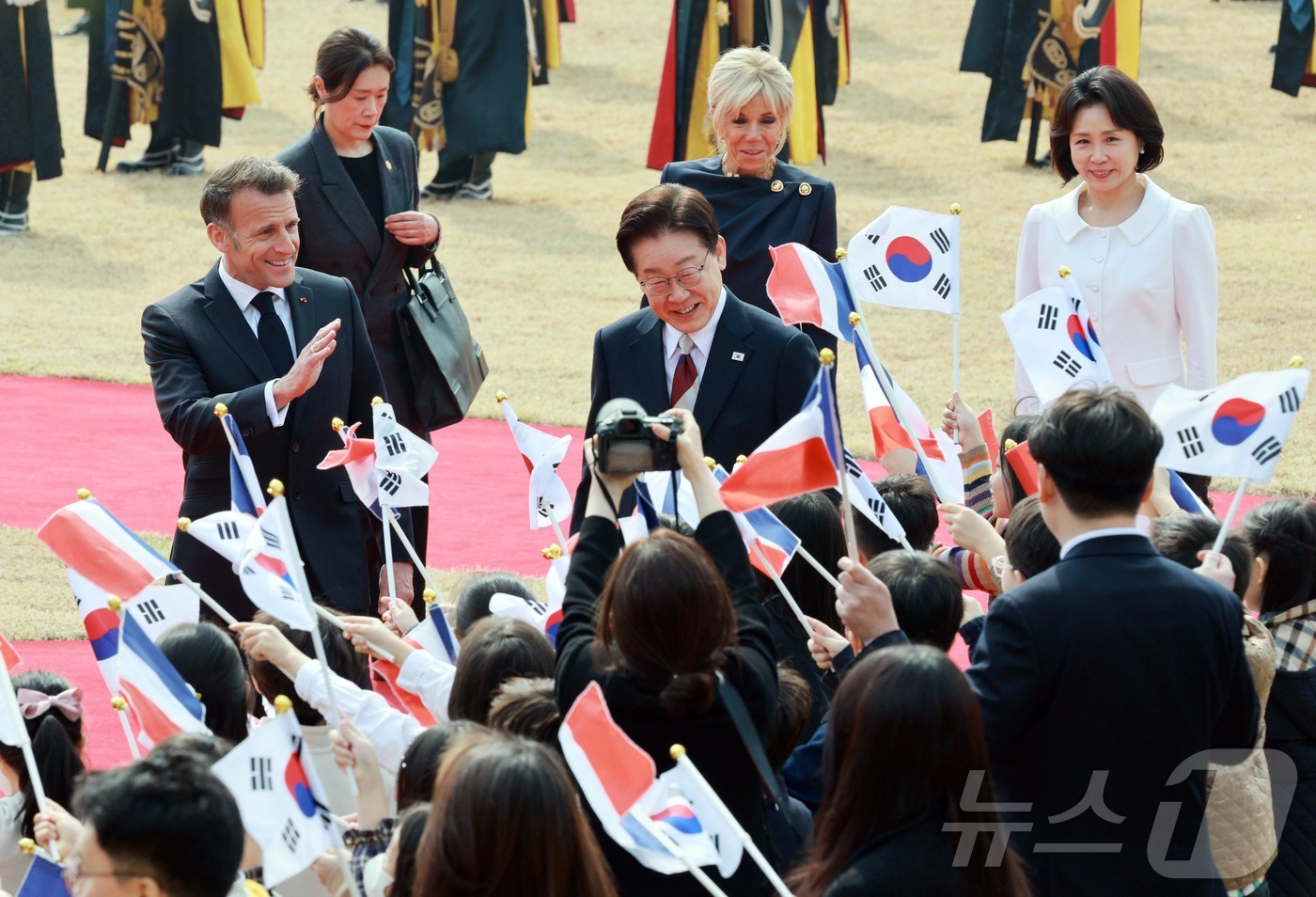 (서울=뉴스1) 허경 기자 = 이재명 대통령과 에마뉘엘 마크롱 프랑스 대통령이 3일 청와대에서 열린 공식 환영식에서 어린이들에게 인사를 하고 있다. 2026.4.3/뉴스1