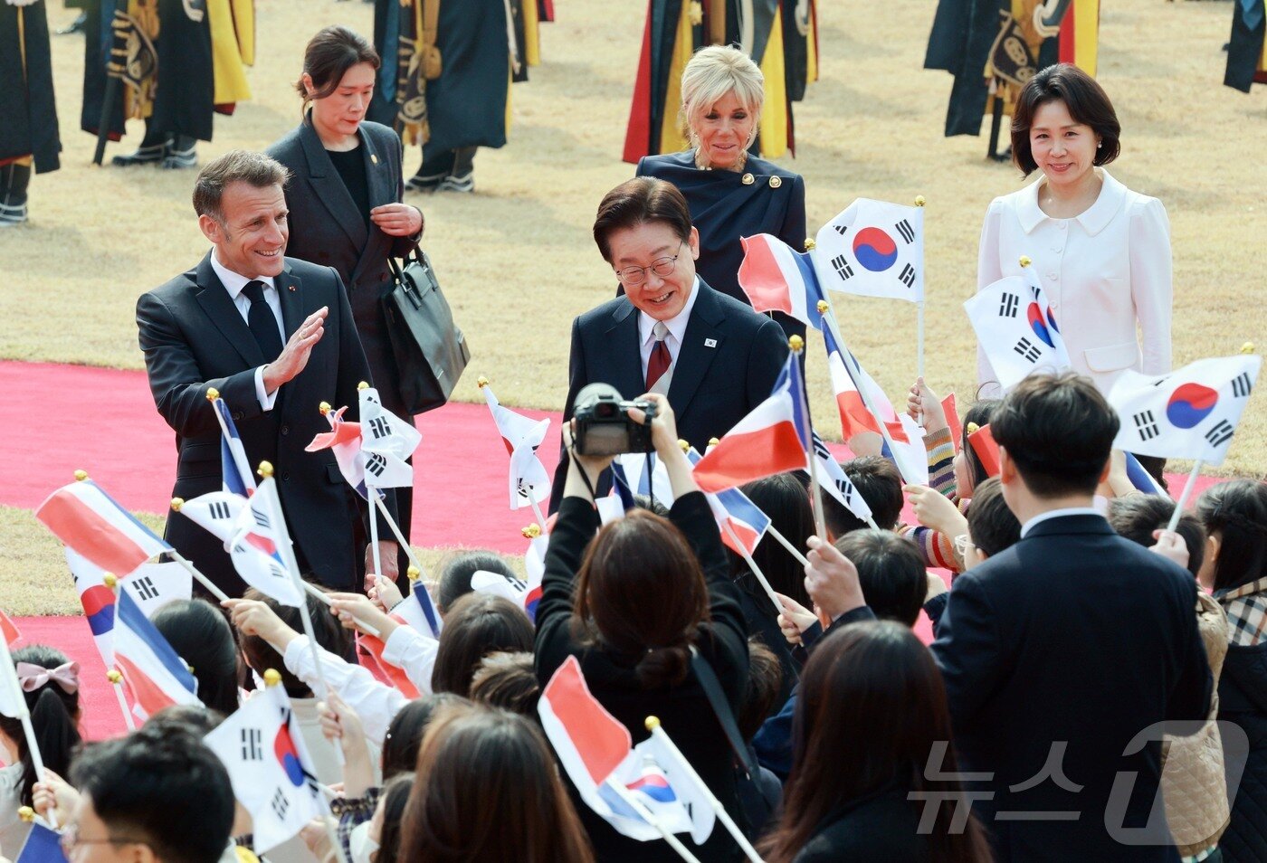 본문 이미지 - 이재명 대통령과 에마뉘엘 마크롱 프랑스 대통령이 3일 청와대에서 열린 공식 환영식에서 어린이들에게 인사를 하고 있다. 2026.4.3 ⓒ 뉴스1 허경 기자