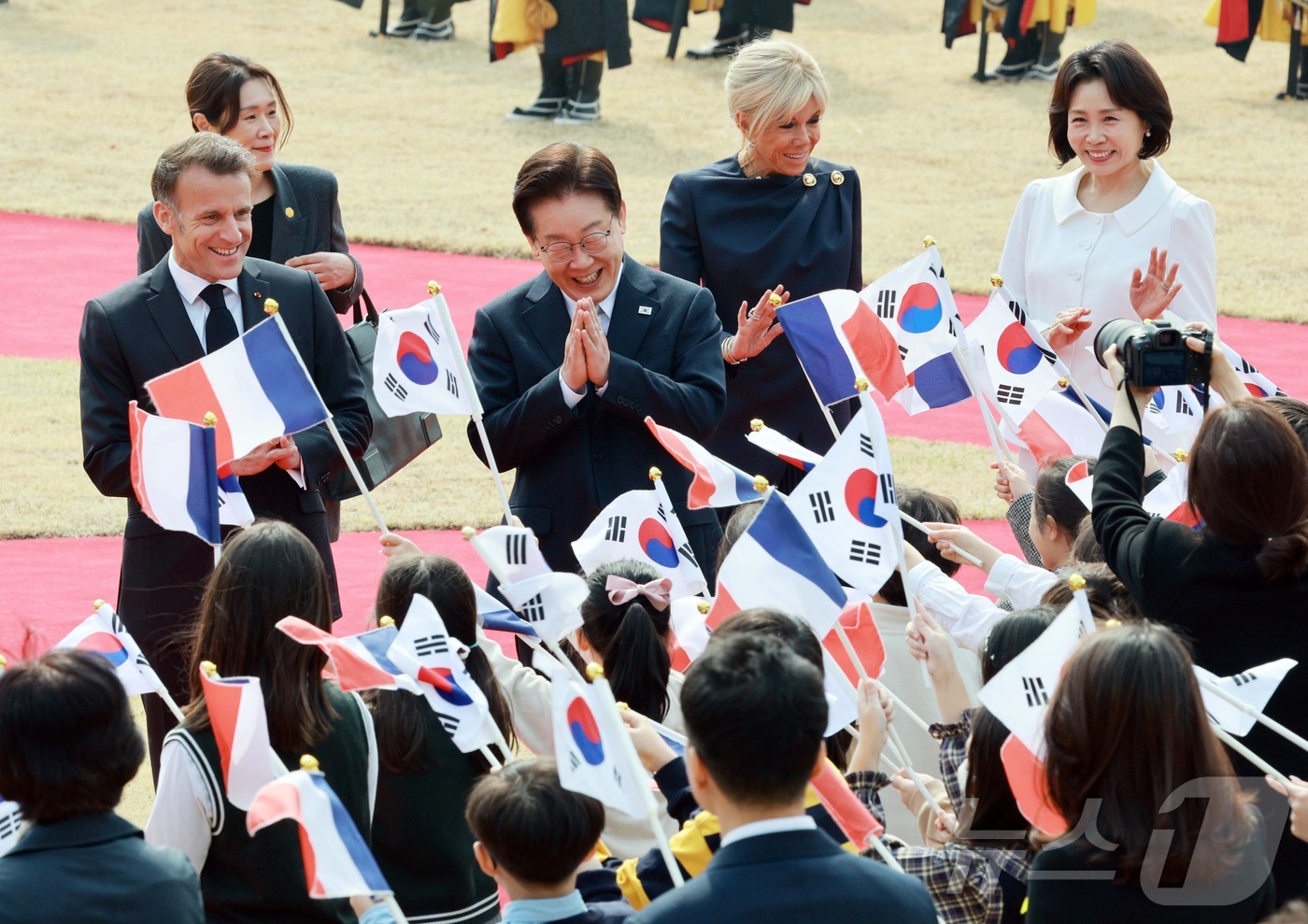 (서울=뉴스1) 허경 기자 = 이재명 대통령과 에마뉘엘 마크롱 프랑스 대통령이 3일 청와대에서 열린 공식 환영식에서 어린이들에게 인사를 하고 있다. 2026.4.3/뉴스1
