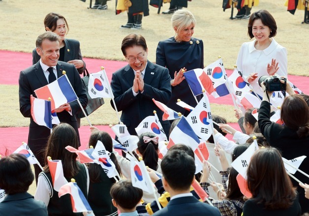 어린이들 인사에 화답하는 한·프랑스 정상
