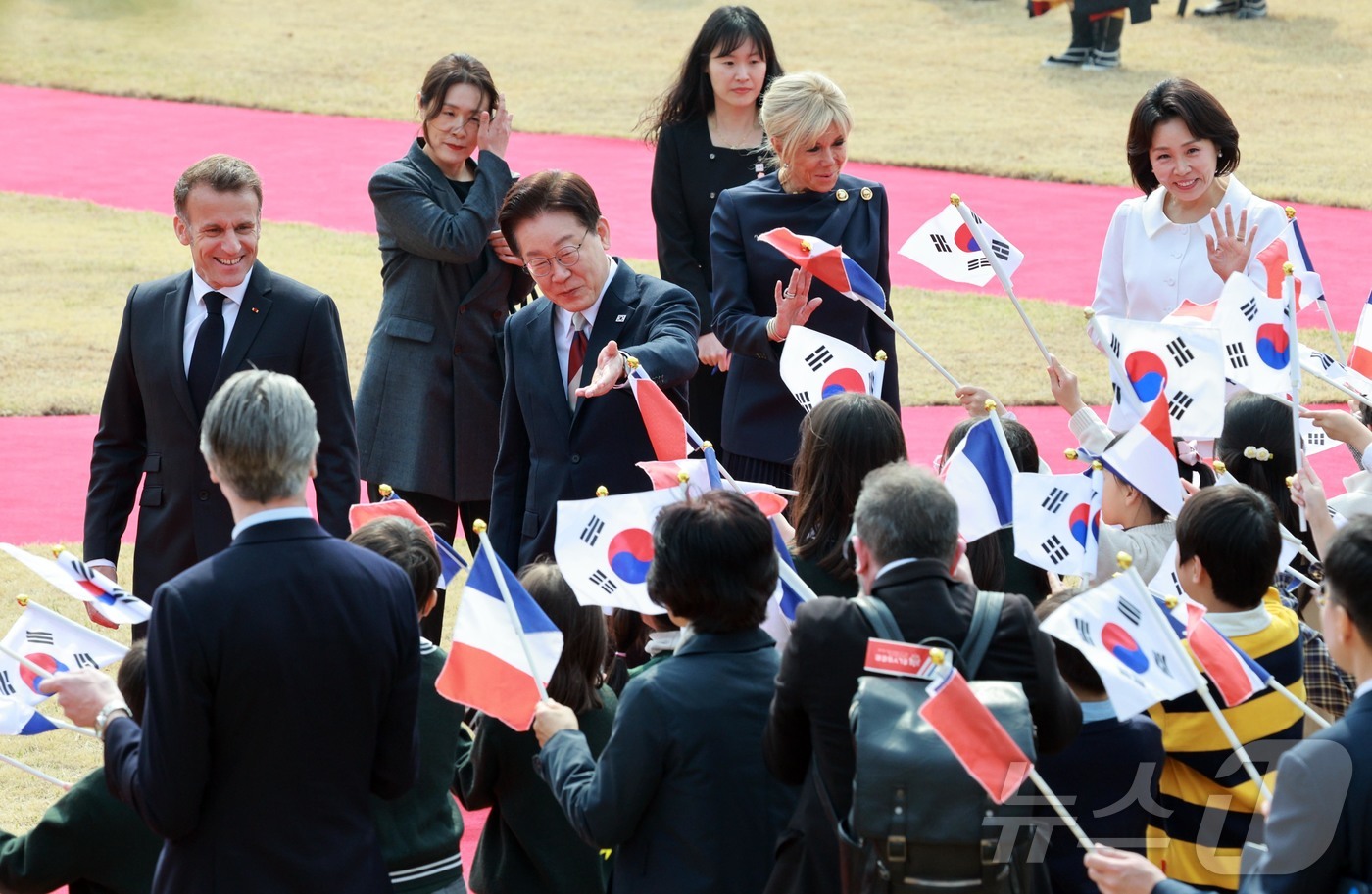 (서울=뉴스1) 허경 기자 = 이재명 대통령과 에마뉘엘 마크롱 프랑스 대통령이 3일 청와대에서 열린 공식 환영식에서 어린이들에게 인사를 하고 있다. 2026.4.3/뉴스1