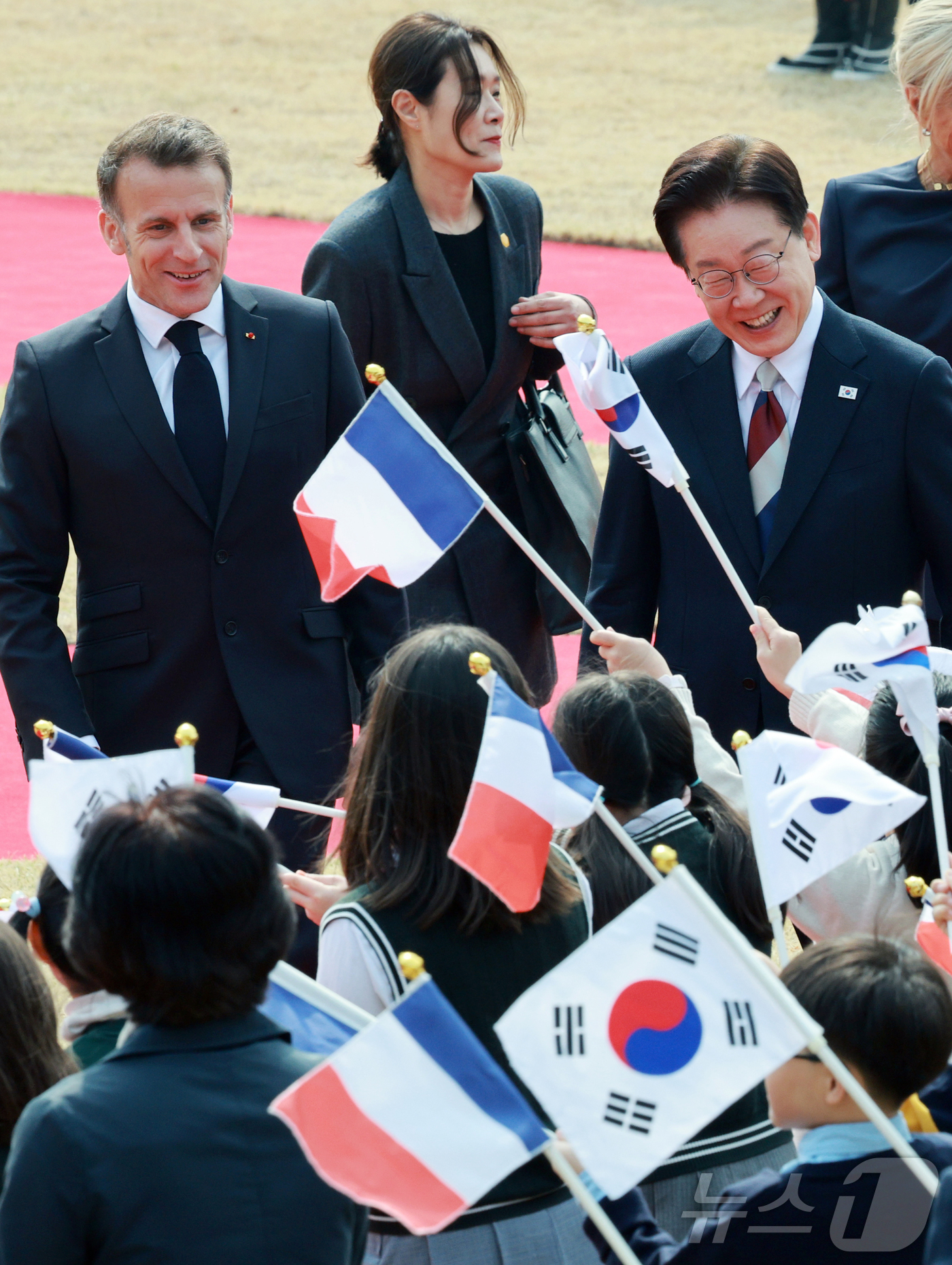 (서울=뉴스1) 허경 기자 = 이재명 대통령과 에마뉘엘 마크롱 프랑스 대통령이 3일 청와대에서 열린 공식 환영식에서 어린이들에게 인사를 하고 있다. 2026.4.3/뉴스1