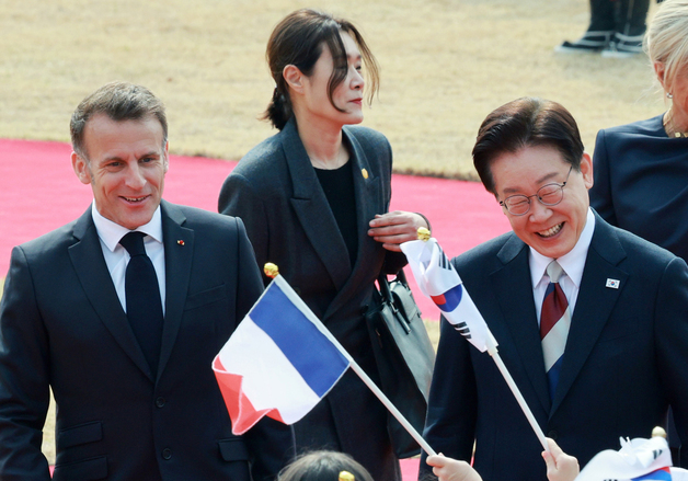 어린이 환영단 인사에 미소짓는 이재명 대통령과 마크롱 대통령