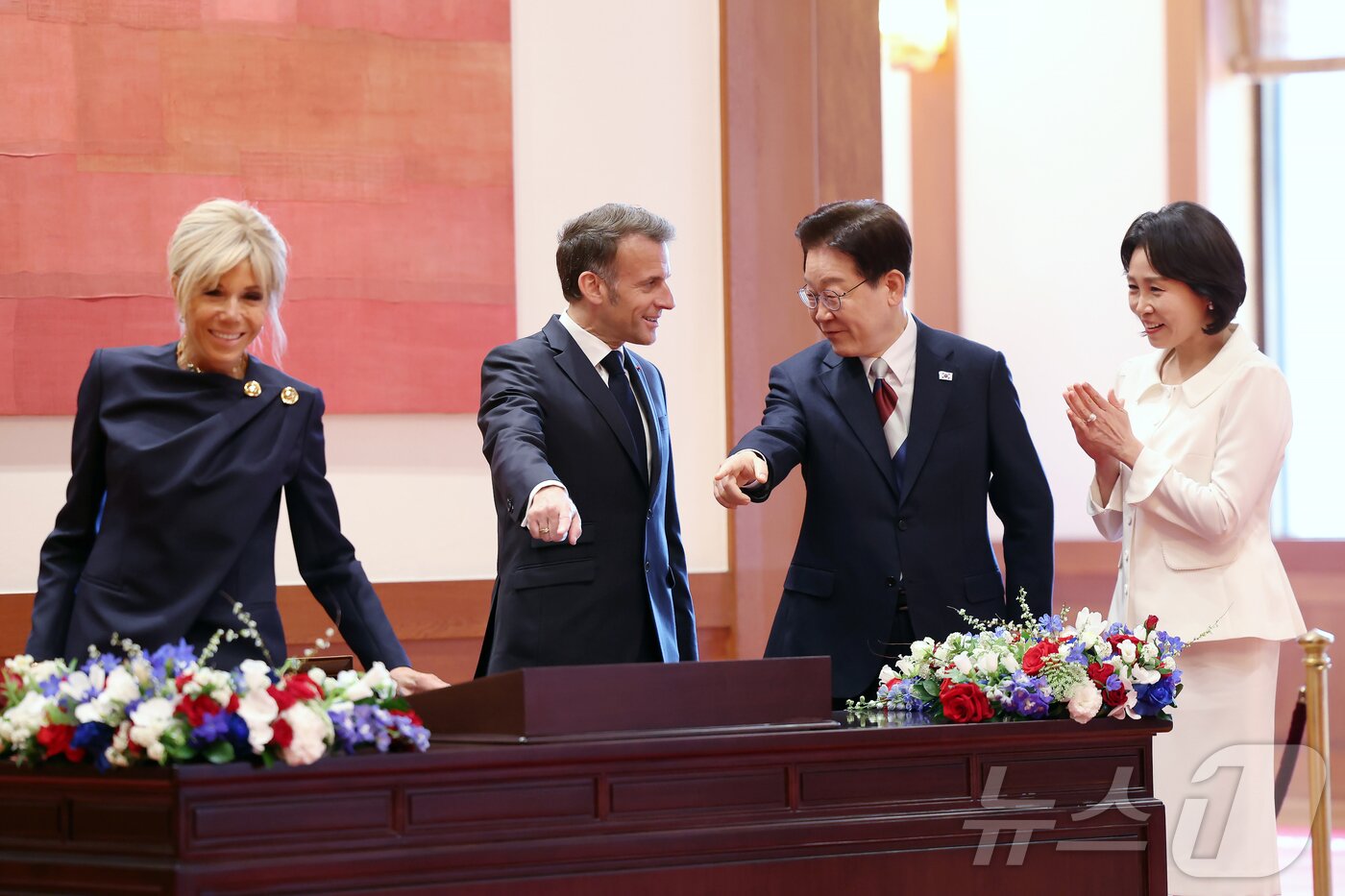 본문 이미지 - 이재명 대통령이 3일 청와대에서 정상회담에 앞서 에마뉘엘 마크롱 프랑스 대통령과 방명록을 보며 대화를 나누고 있다. 2026.4.3 ⓒ 뉴스1 허경 기자