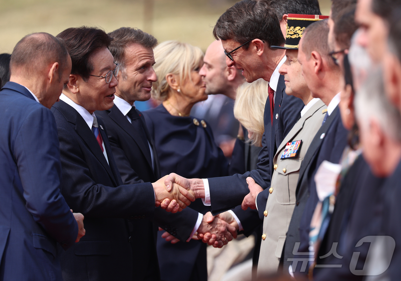 (서울=뉴스1) 허경 기자 = 이재명 대통령이 3일 청와대에서 열린 에마뉘엘 마크롱 프랑스 대통령 공식 환영식에서 프랑스 수행단과 악수를 하고 있다.  2026.4.3/뉴스1