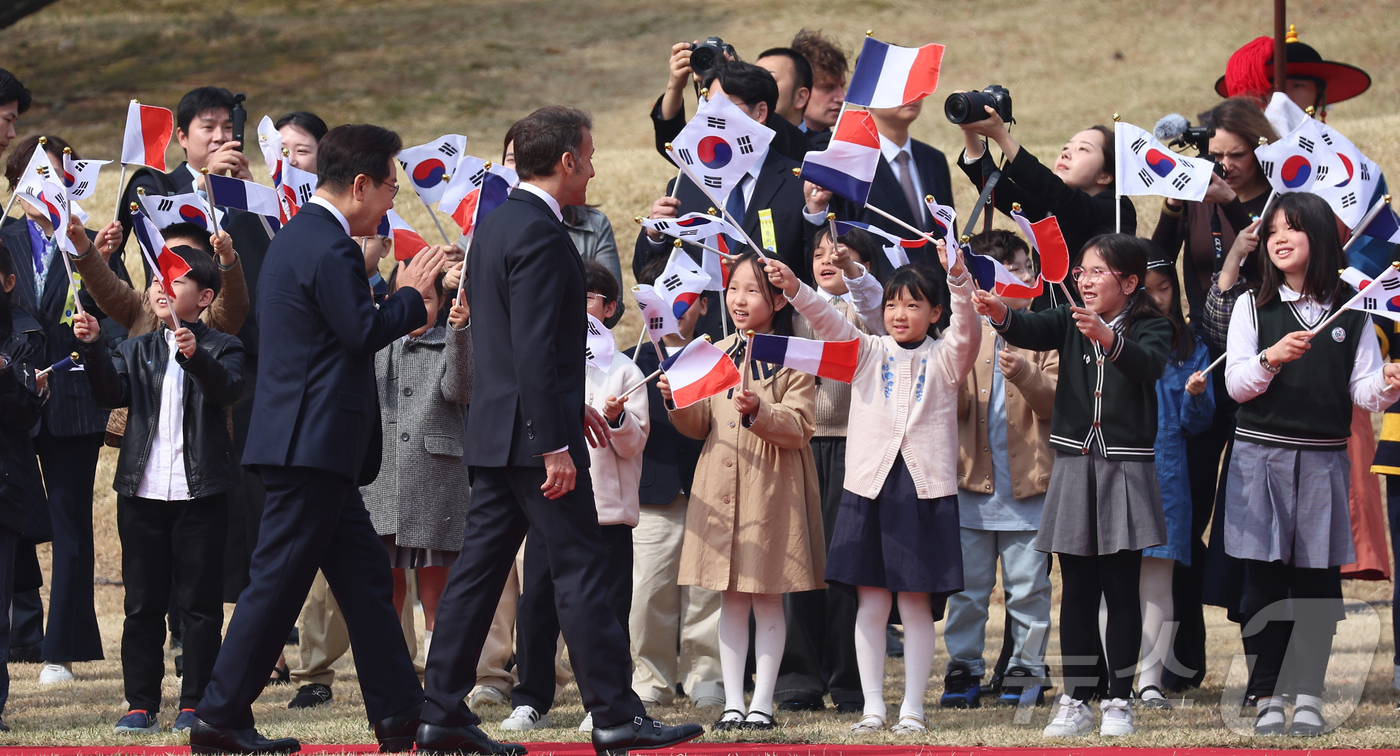 (서울=뉴스1) 허경 기자 = 이재명 대통령과 에마뉘엘 마크롱 프랑스 대통령이 3일 청와대에서 열린 공식 환영식에서 어린이들에게 인사를 하고 있다. 2026.4.3/뉴스1