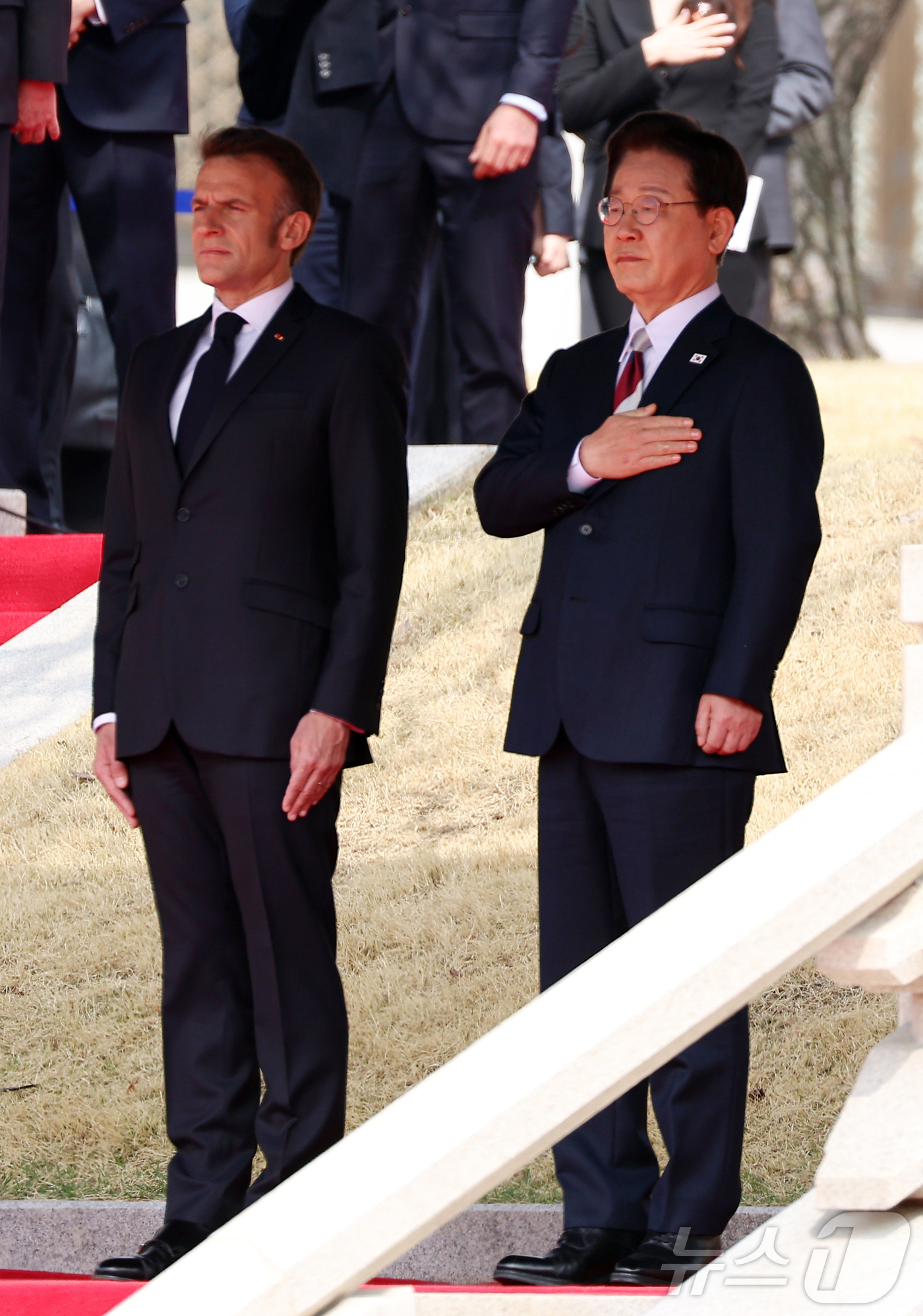 (서울=뉴스1) 허경 기자 = 이재명 대통령이 3일 청와대에서 열린 에마뉘엘 마크롱 프랑스 대통령 공식 환영식에서 국민의례를 하고 있다.  2026.4.3/뉴스1