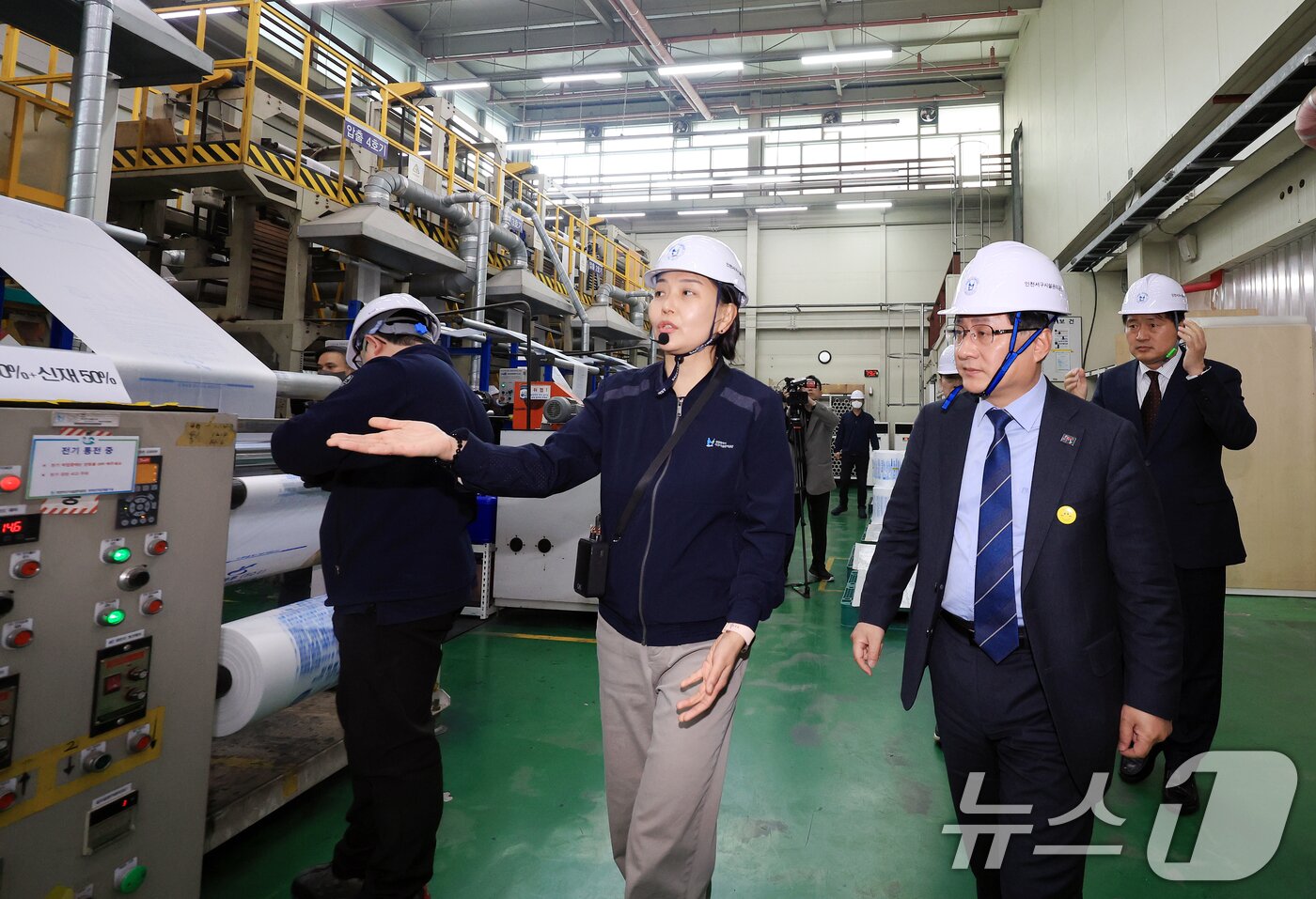 본문 이미지 - 김성환 기후에너지부 장관이 3일 인천 서구 장애인 직업재활시설에서 종량제봉투 수급 현황 점검 하고 있다. 2026.4.3 ⓒ 뉴스1 이호윤 기자