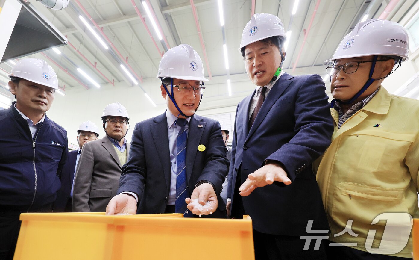 본문 이미지 - 김성환 기후에너지부 장관이 3일 인천 서구 장애인 직업재활시설에서 강범석 서구청장과 종량제봉투 수급 현황 점검 하고 있다. 2026.4.3 ⓒ 뉴스1 이호윤 기자