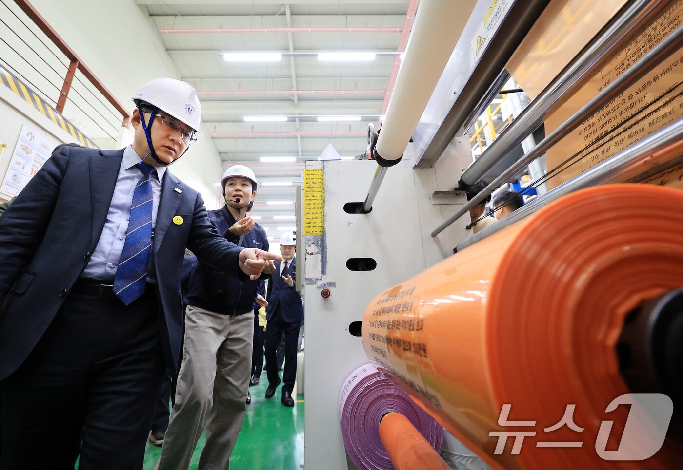 본문 이미지 - 김성환 기후에너지부 장관이 3일 인천 서구 장애인 직업재활시설에서 종량제봉투 수급 현황 점검 하고 있다. 2026.4.3 ⓒ 뉴스1 이호윤 기자