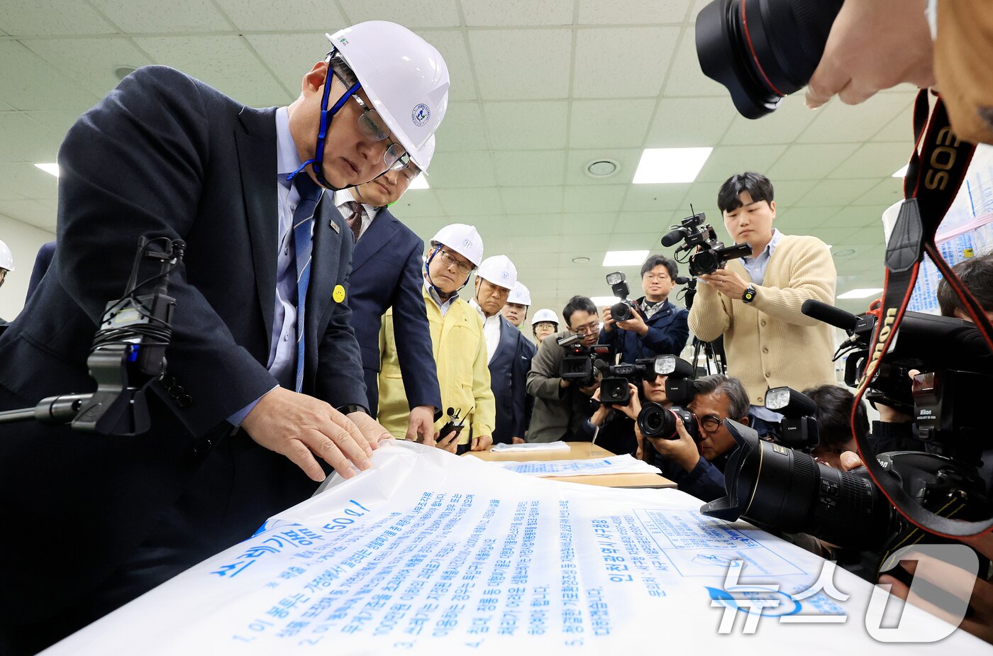 본문 이미지 - 김성환 기후에너지부 장관이 3일 인천 서구 장애인 직업재활시설에서 종량제봉투 수급 현황 점검 하고 있다. 2026.4.3 ⓒ 뉴스1 이호윤 기자
