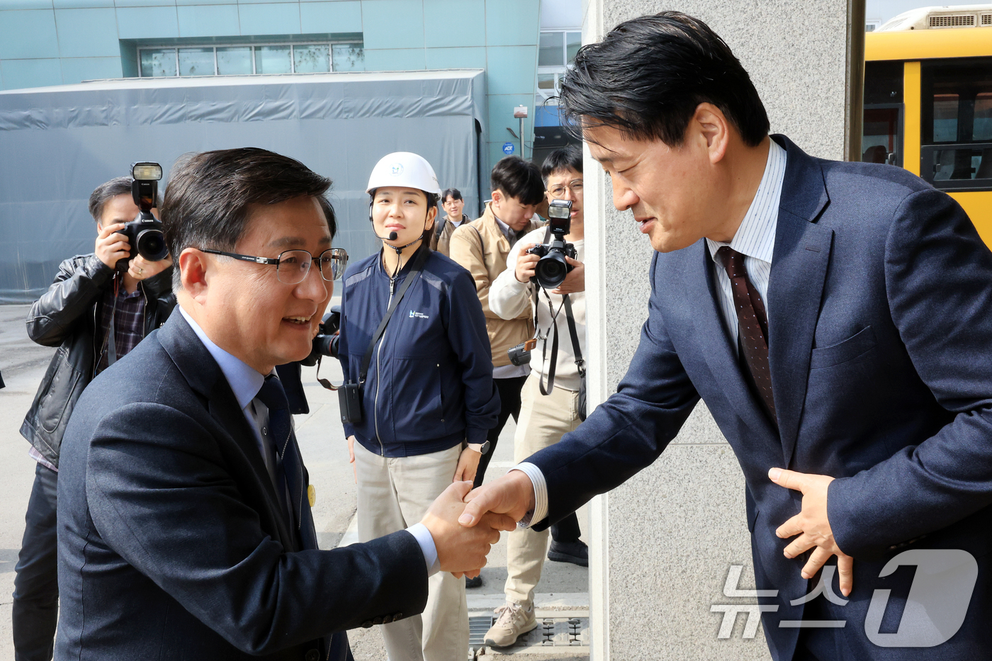 (인천=뉴스1) 이호윤 기자 = 김성환 기후에너지부 장관이 3일 인천 서구 장애인 직업재활시설에서 강범석 서구청장과 인사를 나누고 있다.김성환 장관은 이날 종량제봉투 수급 현황 점 …