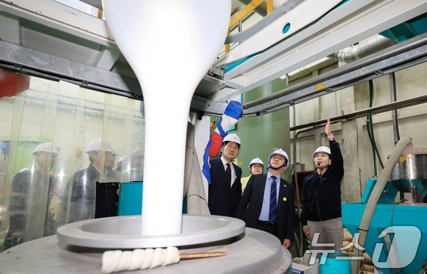 본문 이미지 - 김성환 기후에너지부 장관이 3일 인천 서구 장애인 직업재활시설에서 강범석 서구청장과 종량제봉투 수급 현황 점검 하고 있다. 2026.4.3 ⓒ 뉴스1 이호윤 기자