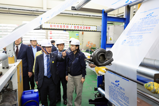[뉴스1 PICK]중동 전쟁 장기화 여파…김성환 장관, 인천 서구 종량제봉투 생산 현장 점검