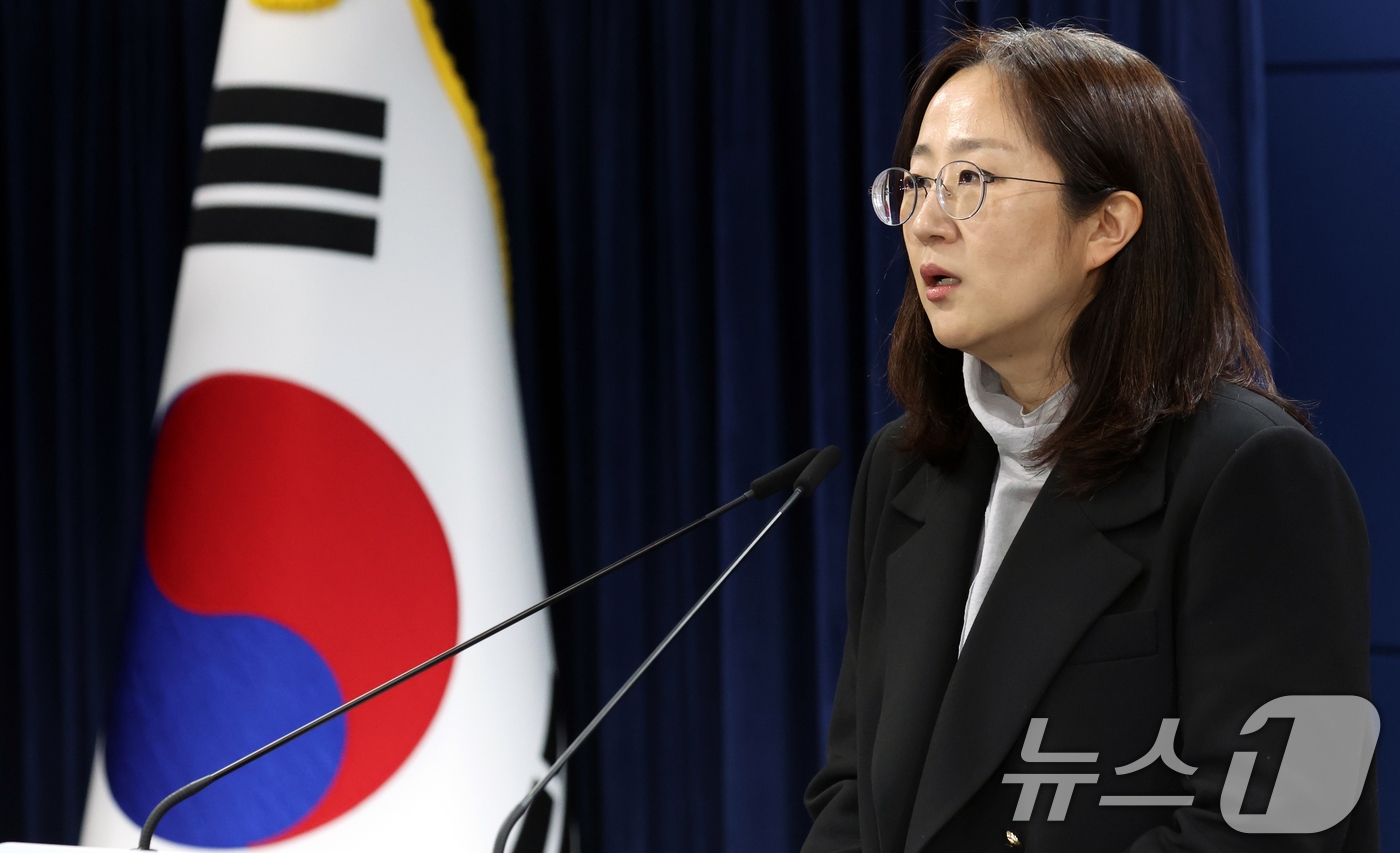 (서울=뉴스1) 김명섭 기자 = 장윤정 통일부 부대변인이 3일 오전 서울 종로구 세종대로 정부서울청사에서 정례 브리핑을 하고 있다.  2026.4.3/뉴스1