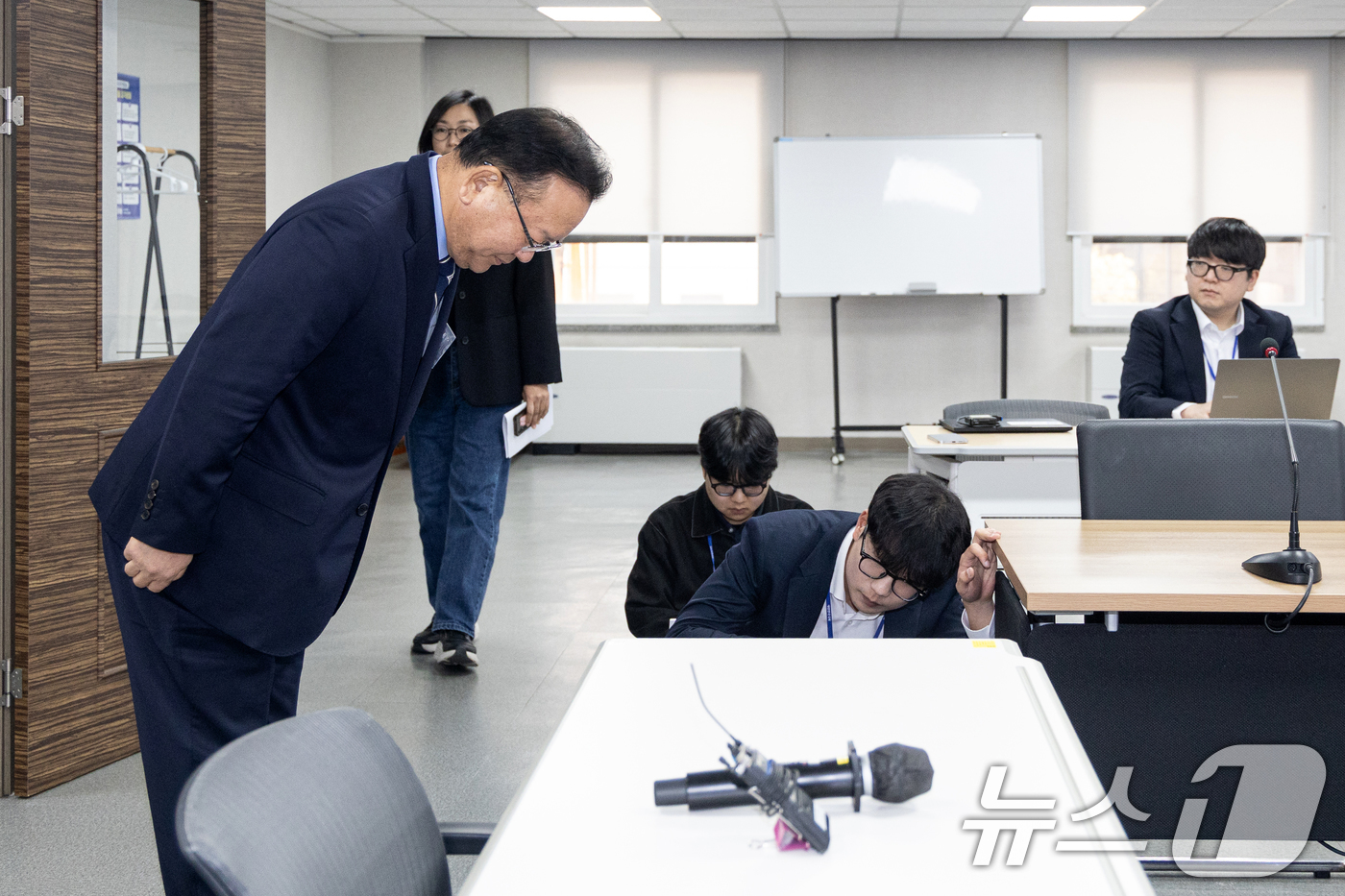 (서울=뉴스1) 이승배 기자 = 대구시장 출마를 선언한 김부겸 전 국무총리가 3일 오전 서울 여의도 더불어민주당 중앙당사에서 후보자 면접을 보기에 앞서 인사하고 있다. 2026.4 …