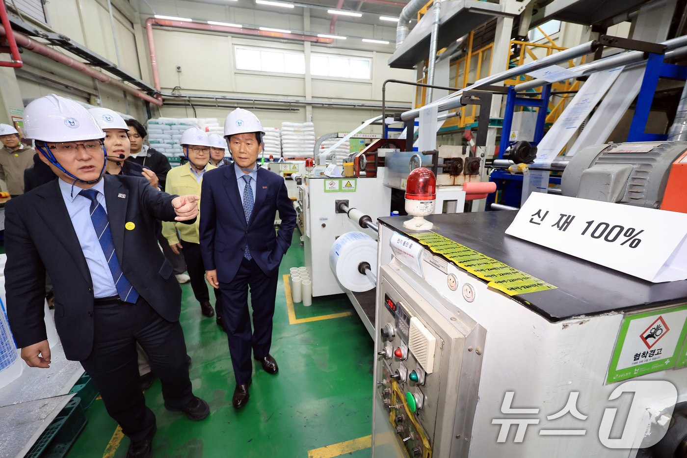 (인천=뉴스1) 이호윤 기자 = 김성환 기후에너지부 장관이 3일 인천 서구 장애인 직업재활시설에서 종량제봉투 수급 현황 점검 하고 있다. 2026.4.3/뉴스1