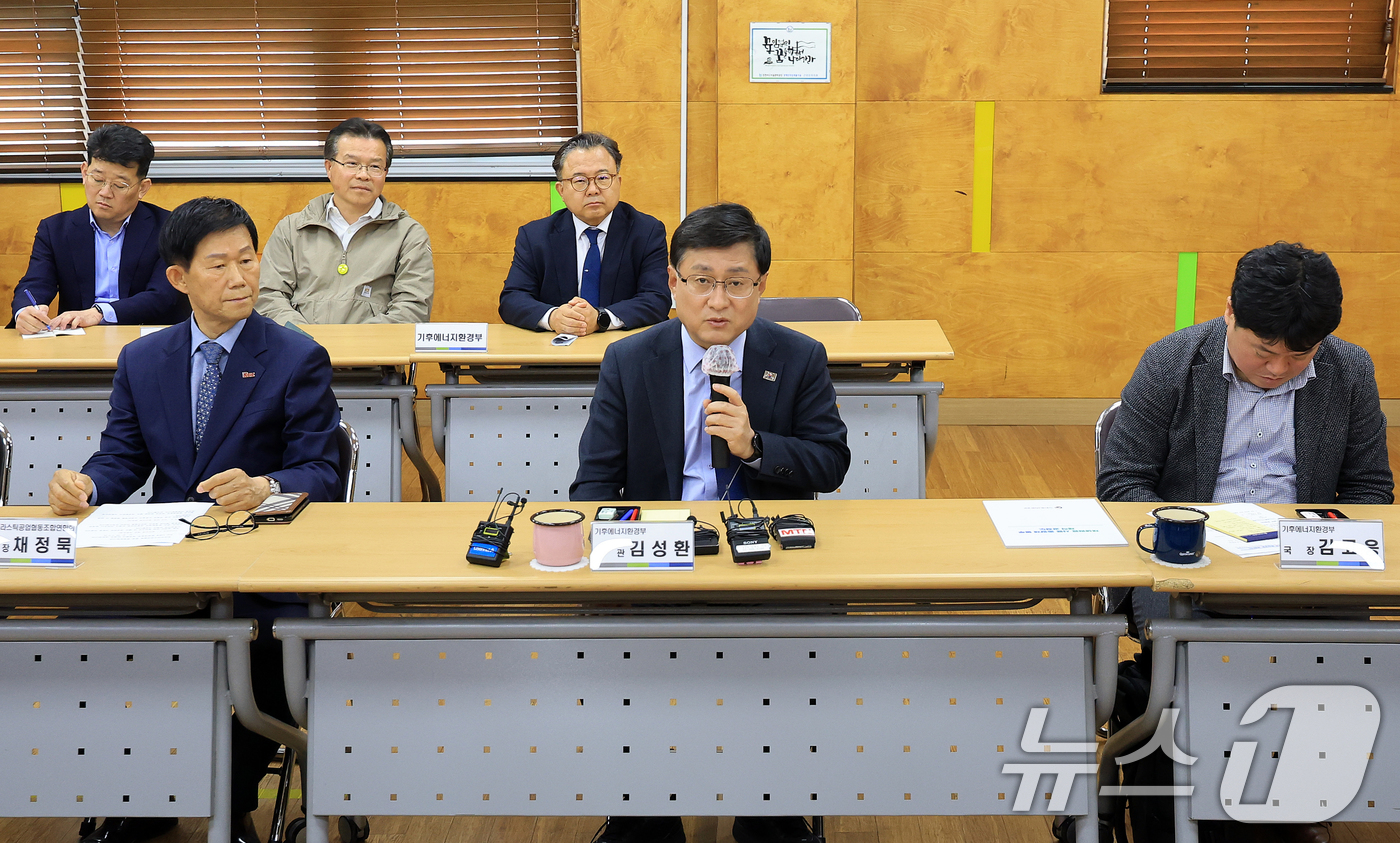 (인천=뉴스1) 이호윤 기자 = 김성환 기후에너지부 장관이 3일 인천 서구 장애인 직업재활시설에서 종량제봉투 수급 현황 점검을 마치고 관계자들과 현장간담회를 갖고 있다. 2026. …