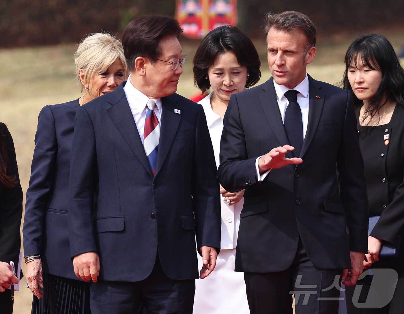 (서울=뉴스1) 허경 기자 = 이재명 대통령과 에마뉘엘 마크롱 프랑스 대통령이 3일 청와대에서 열린 공식 환영식에서 대화를 나누고 있다. 2026.4.3/뉴스1