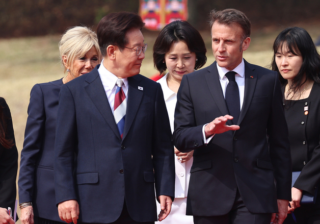 대화 나누는 한·프랑스 정상