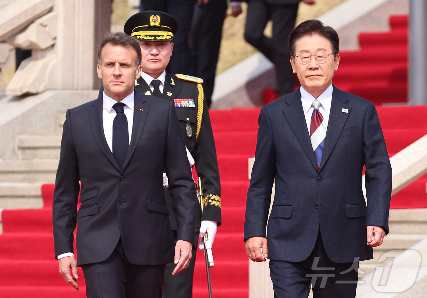 (서울=뉴스1) 허경 기자 = 이재명 대통령이 3일 청와대에서 국빈 방한한 에마뉘엘 마크롱 프랑스 대통령을 영접하고 있다. 2026.4.3/뉴스1