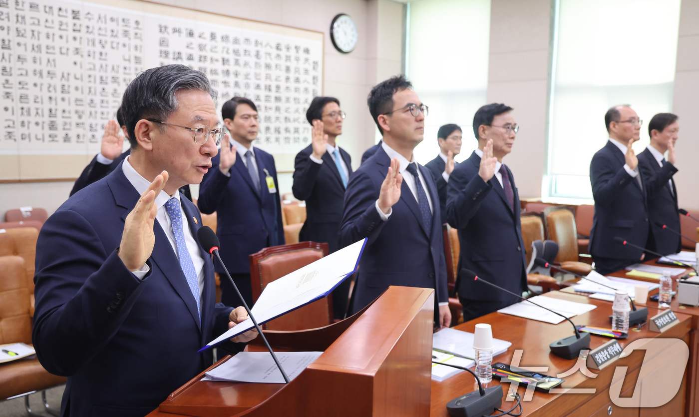 (서울=뉴스1) 신웅수 기자 = 정성호 법무부 장관이 3일 서울 여의도 국회에서 열린 윤석열정권정치검찰조작기소의혹사건진상규명국정조사특별위원회 전체회의에서 증인 선서를 하고 있다. …