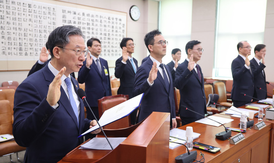 윤석열검찰국정조사특위 선서하는 정성호