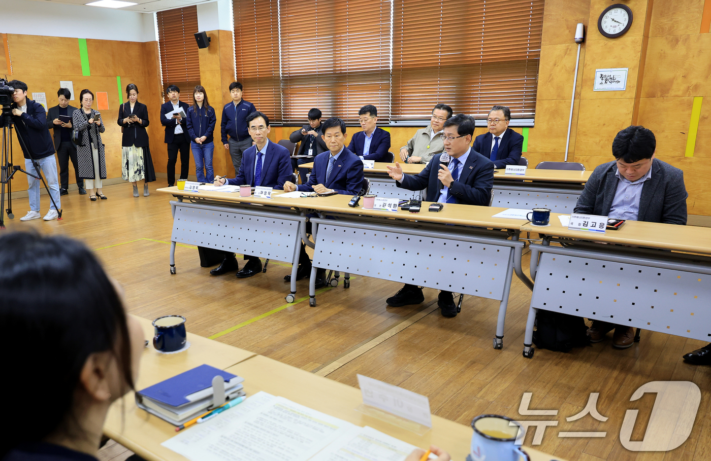 (인천=뉴스1) 이호윤 기자 = 김성환 기후에너지부 장관이 3일 인천 서구 장애인 직업재활시설에서 종량제봉투 수급 현황 점검을 마치고 관계자들과 현장간담회를 갖고 있다. 2026. …