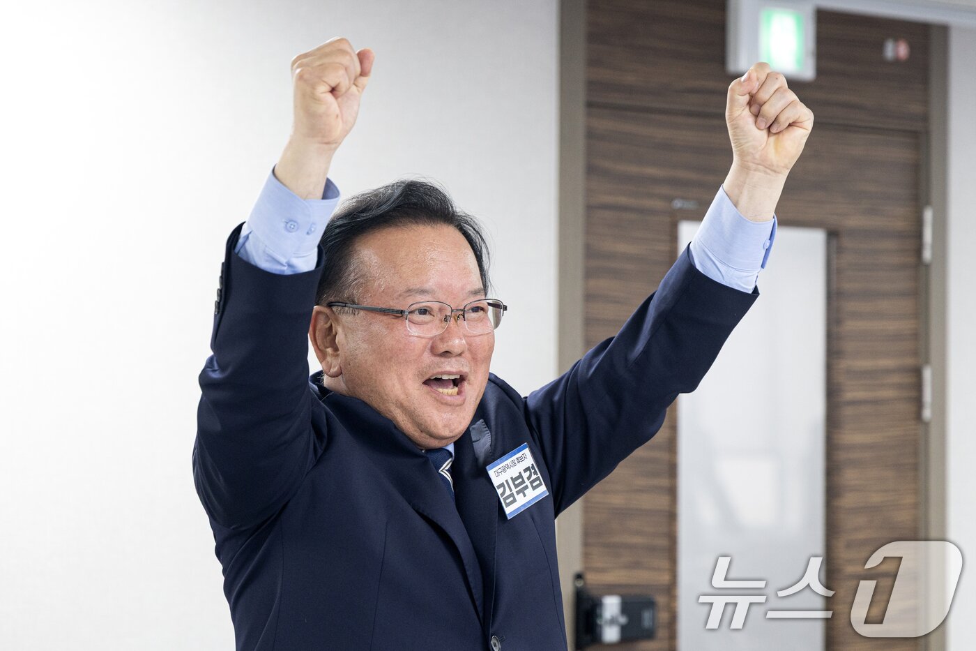본문 이미지 - 대구시장 출마를 선언한 김부겸 전 국무총리가 3일 오전 서울 여의도 더불어민주당 중앙당사에서 후보자 면접을 보며 만세를 외치고 있다. 2026.4.3 ⓒ 뉴스1 이승배 기자