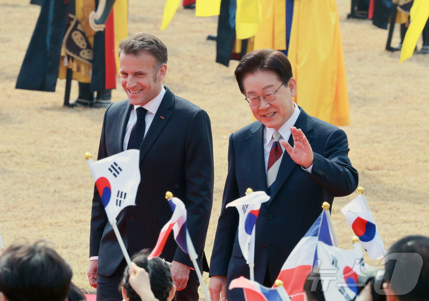 (서울=뉴스1) 허경 기자 = 이재명 대통령과 에마뉘엘 마크롱 프랑스 대통령이 3일 청와대에서 열린 공식 환영식에서 어린이들에게 인사를 하고 있다. 2026.4.3/뉴스1