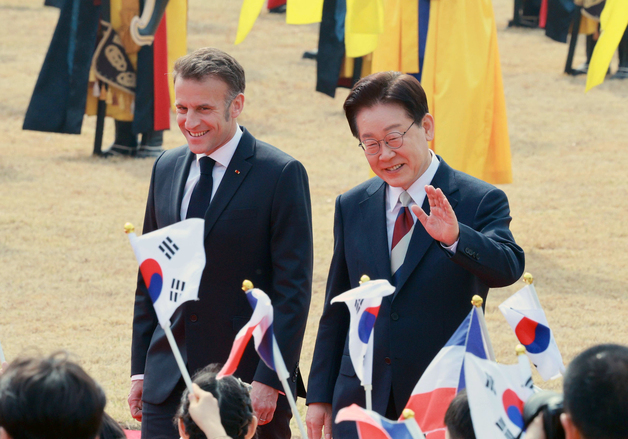 어린이 환영단 인사에 미소 짓는 한·프랑스 정상