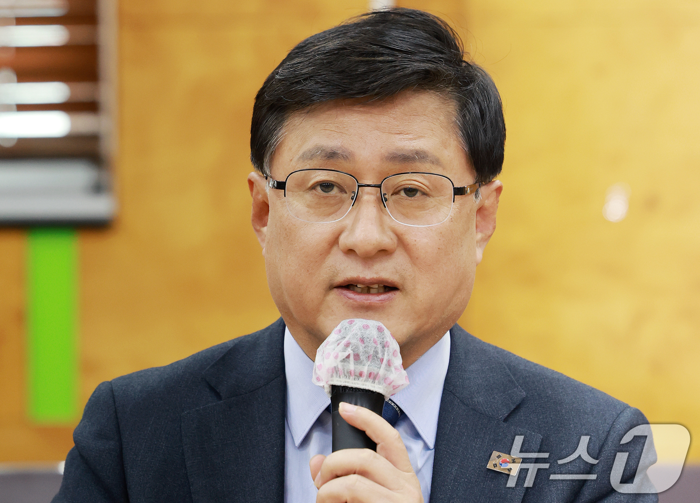 (인천=뉴스1) 이호윤 기자 = 김성환 기후에너지부 장관이 3일 인천 서구 장애인 직업재활시설에서 종량제봉투 수급 현황 점검을 마치고 관계자들과 현장간담회를 갖고 있다. 2026. …