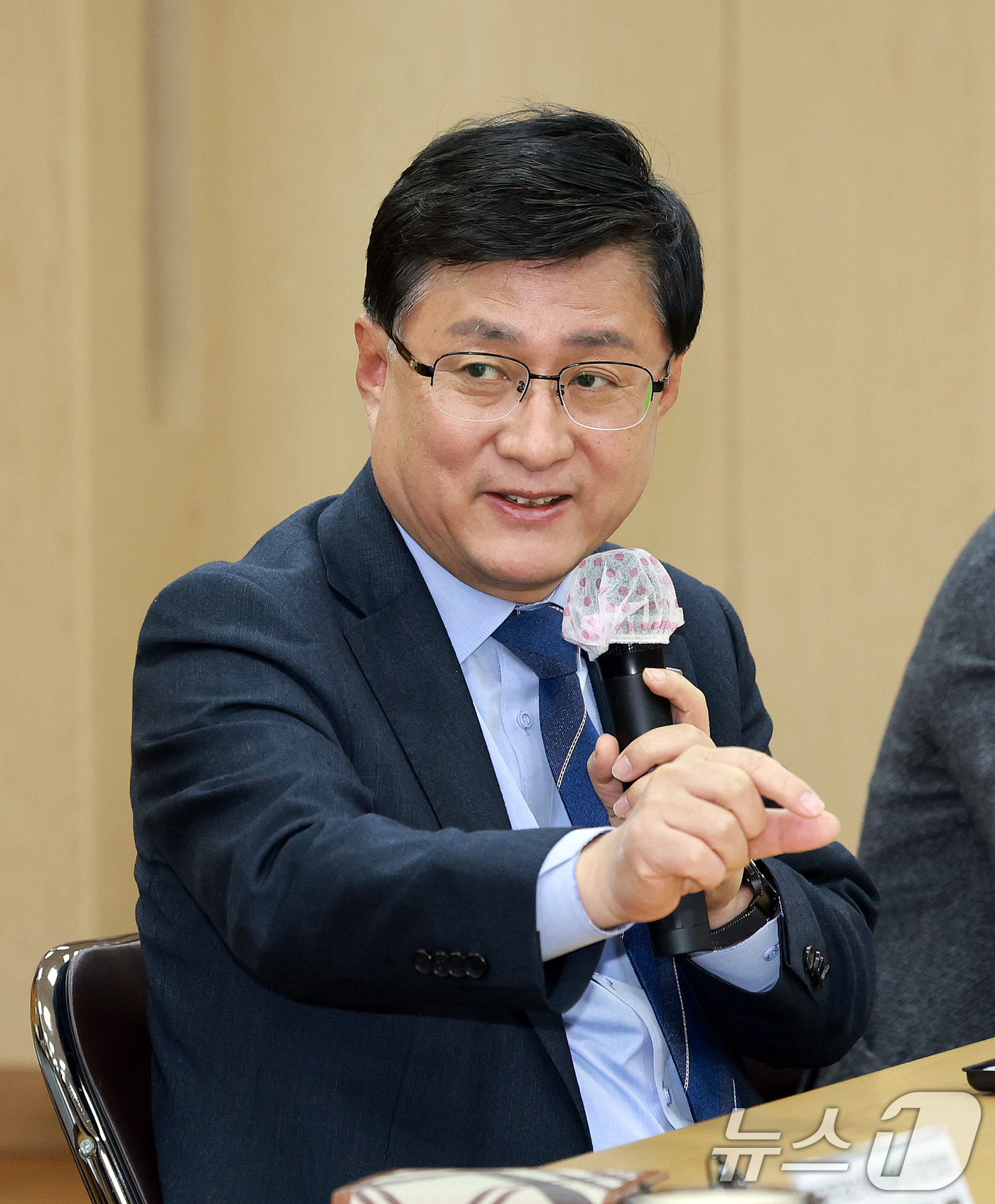 (인천=뉴스1) 이호윤 기자 = 김성환 기후에너지부 장관이 3일 인천 서구 장애인 직업재활시설에서 종량제봉투 수급 현황 점검을 마치고 관계자들과 현장간담회를 갖고 있다. 2026. …