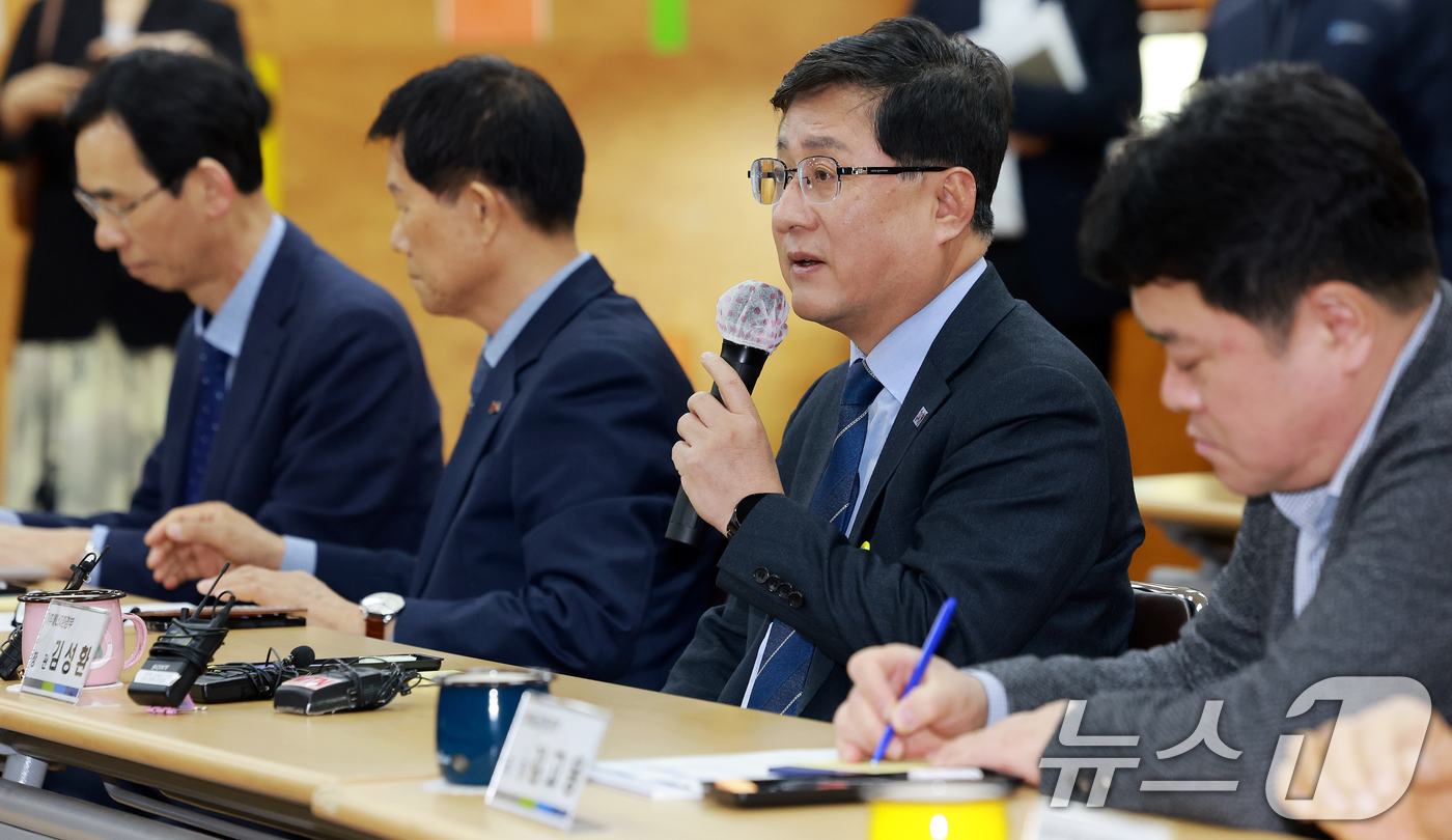 (인천=뉴스1) 이호윤 기자 = 김성환 기후에너지부 장관이 3일 인천 서구 장애인 직업재활시설에서 종량제봉투 수급 현황 점검을 마치고 관계자들과 현장간담회를 갖고 있다. 2026. …