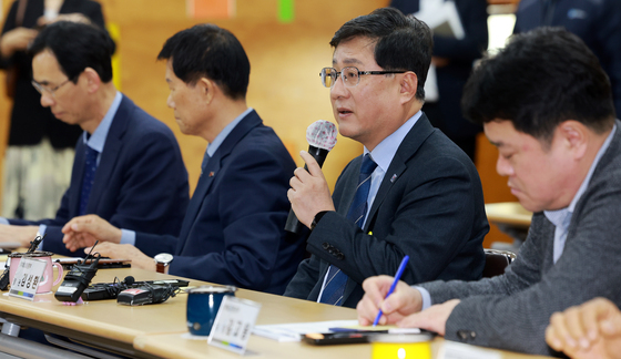 종량제봉투 수급 현황 현장점검 마치고 관계자들과 간담회 갖는 김성환 장관