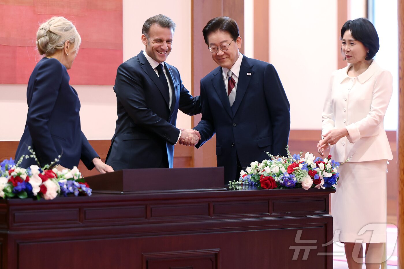 본문 이미지 - 이재명 대통령이 3일 청와대에서 정상회담에 앞서 에마뉘엘 마크롱 프랑스 대통령과 방명록을 보며 악수를 나누고 있다. 2026.4.3 ⓒ 뉴스1 허경 기자