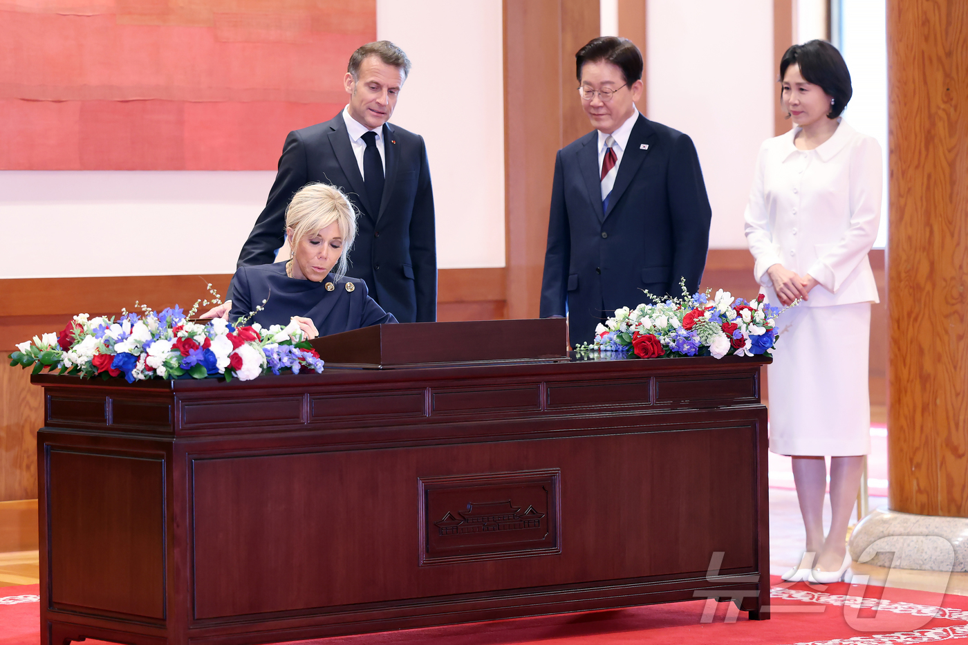 (서울=뉴스1) 허경 기자 = 이재명 대통령과 김혜경 여사가 3일 청와대에서 브리지트 마크롱 여사의 방명록 작성을 지켜보고 있다. 2026.4.3/뉴스1