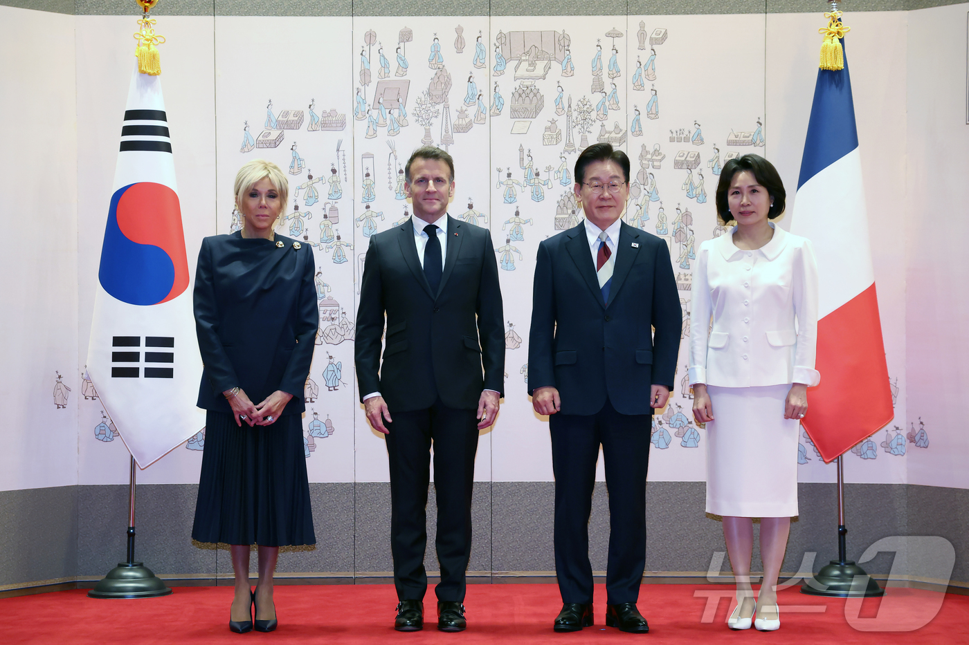 (서울=뉴스1) 허경 기자 = 이재명 대통령과 김혜경 여사가 3일 청와대에서 국빈 방한한 에마뉘엘 마크롱 프랑스 대통령, 브리지트 마크롱 여사와 기념 촬영을 하고 있다. 2026. …