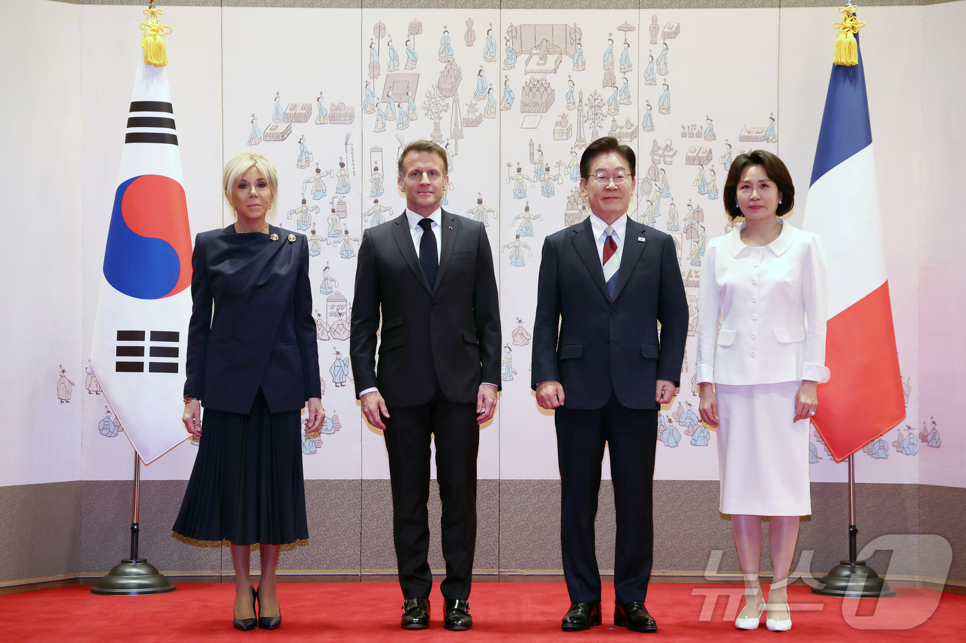 (서울=뉴스1) 허경 기자 = 이재명 대통령과 김혜경 여사가 3일 청와대에서 국빈 방한한 에마뉘엘 마크롱 프랑스 대통령, 브리지트 마크롱 여사와 기념 촬영을 하고 있다. 2026. …