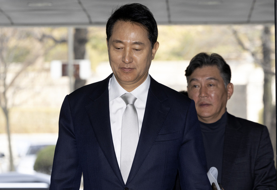 굳은 표정으로 법정 들어가는 오세훈 시장