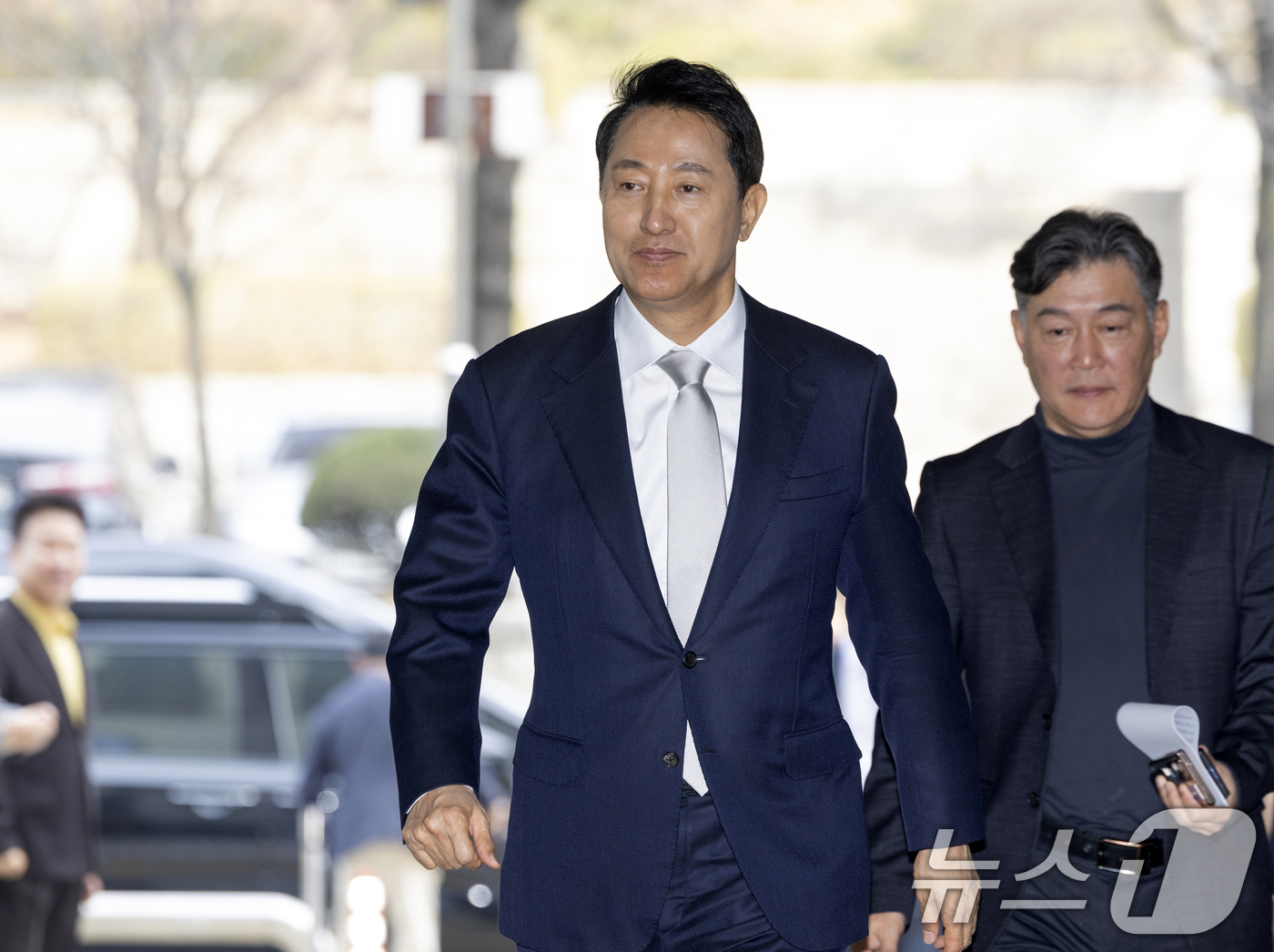 (서울=뉴스1) 최지환 기자 = 정치자금법 위반 혐의를 받는 오세훈 서울시장이 3일 서울 서초구 서울중앙지방법원에서 열린 여론조사비 대납 의혹 사건 1심 공판에 출석하고 있다.오 …