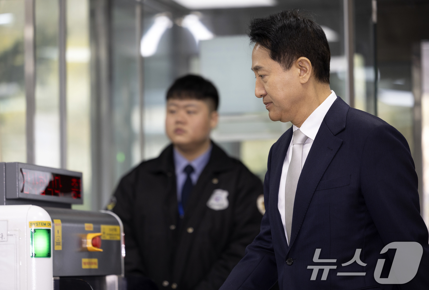 (서울=뉴스1) 최지환 기자 = 정치자금법 위반 혐의를 받는 오세훈 서울시장이 3일 서울 서초구 서울중앙지방법원에서 열린 여론조사비 대납 의혹 사건 1심 공판에 출석하고 있다.오 …