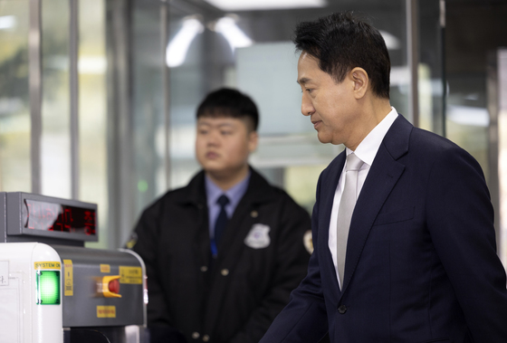 법정 들어가는 오세훈 서울시장