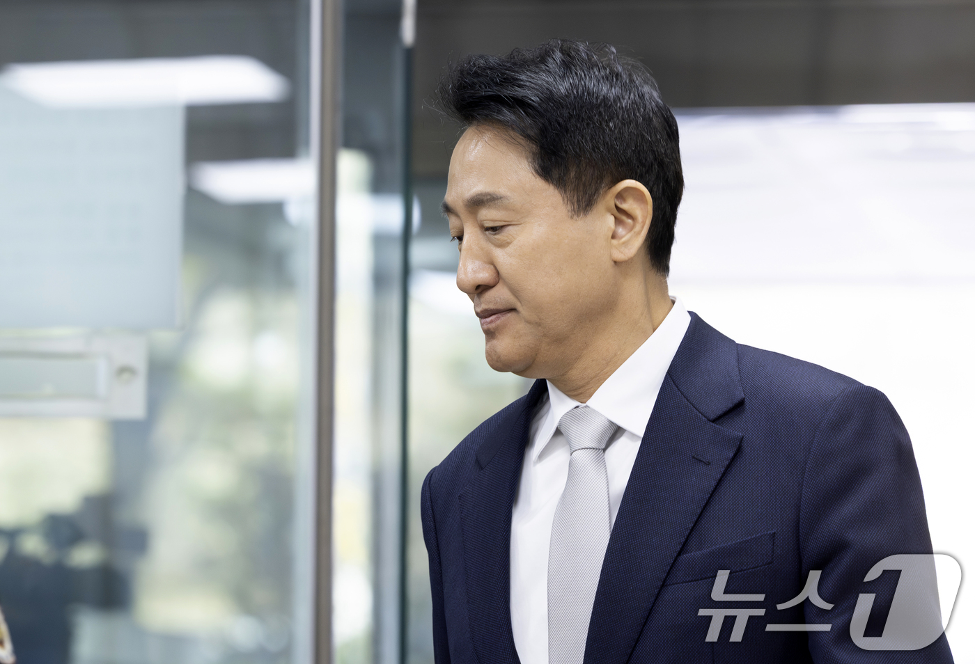 (서울=뉴스1) 최지환 기자 = 정치자금법 위반 혐의를 받는 오세훈 서울시장이 3일 서울 서초구 서울중앙지방법원에서 열린 여론조사비 대납 의혹 사건 1심 공판에 출석하고 있다.오 …