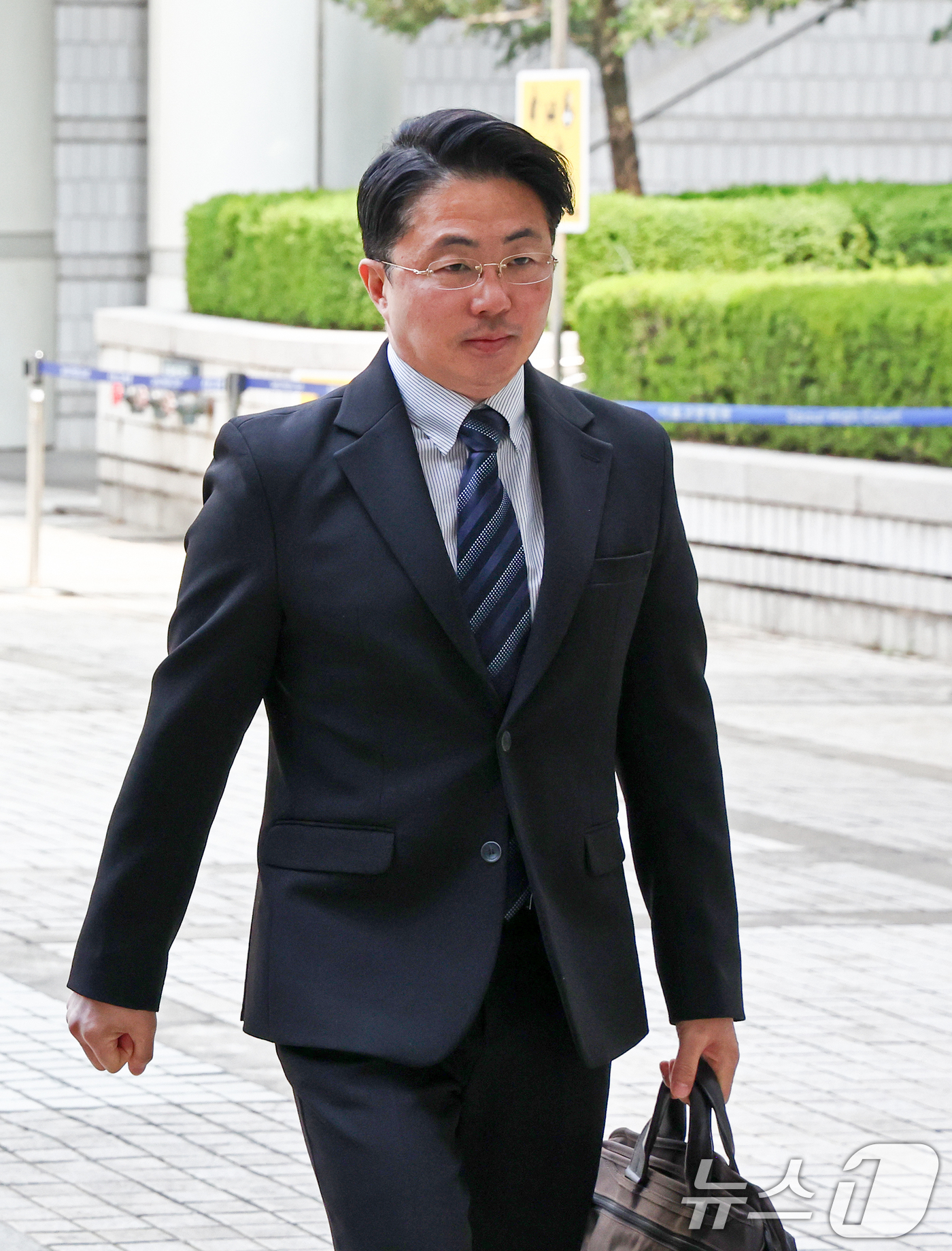 (서울=뉴스1) 최지환 기자 = 김건희 여사 일가의 집사로 알려진 김예성 씨가 3일 서울 서초구 서울고등법원에서 열린 항소심 공판을 마치고 법정을 나서고 있다.'김건희 집사 게이트 …