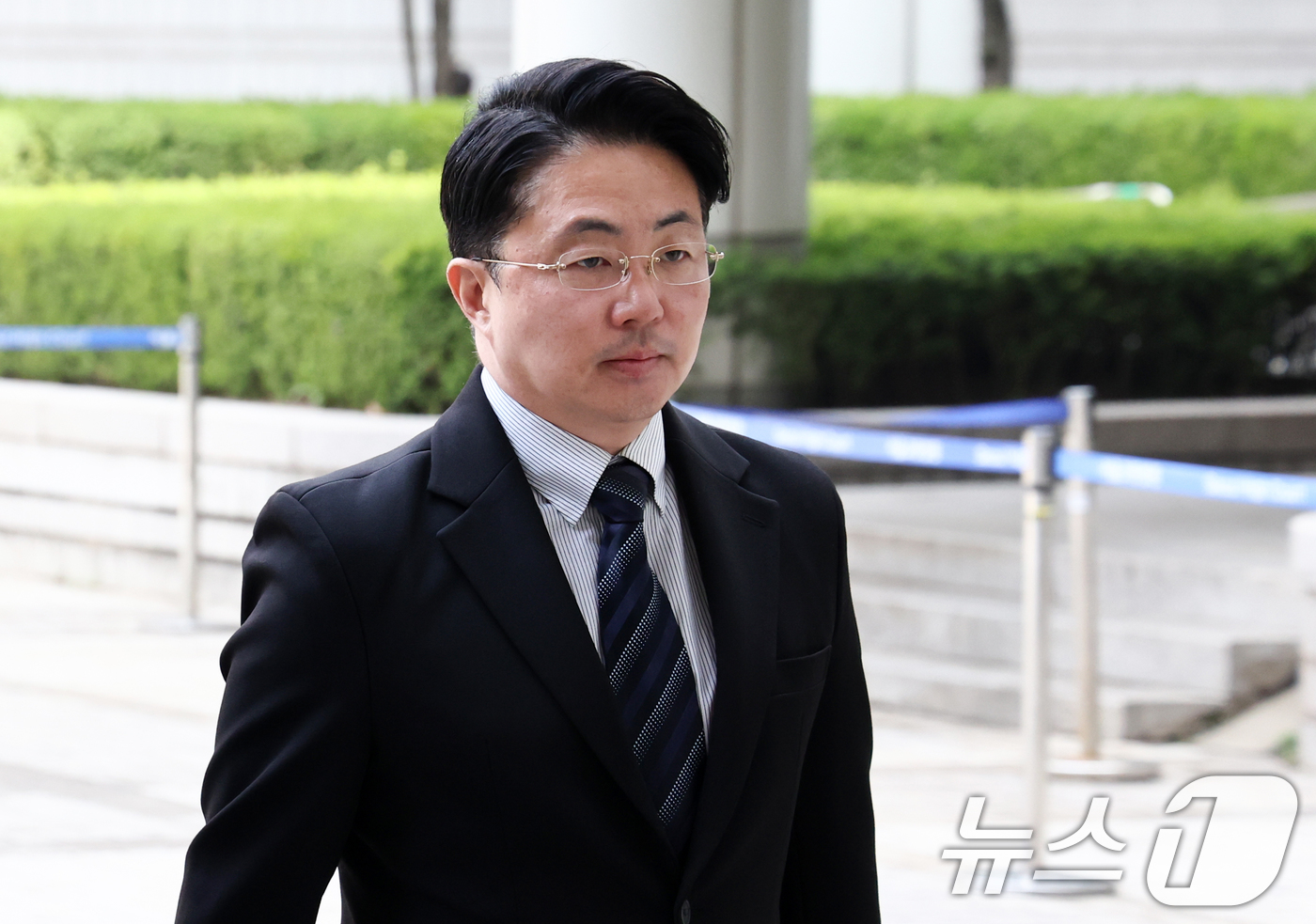 (서울=뉴스1) 최지환 기자 = 김건희 여사 일가의 집사로 알려진 김예성 씨가 3일 서울 서초구 서울고등법원에서 열린 항소심 공판을 마치고 법정을 나서고 있다.'김건희 집사 게이트 …